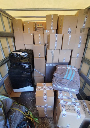 camión cargado de muebles empaquetados para mudanza en vilanova