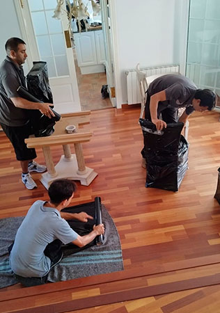 equipo de mudanzas vilanova cualificado trabajadores de mudanzs vilanova empaquetando los enseres