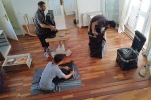 equipo de mudanzas preparando el trasnaporte