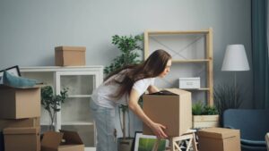 mujer preparando caja para mudanzas vilanova