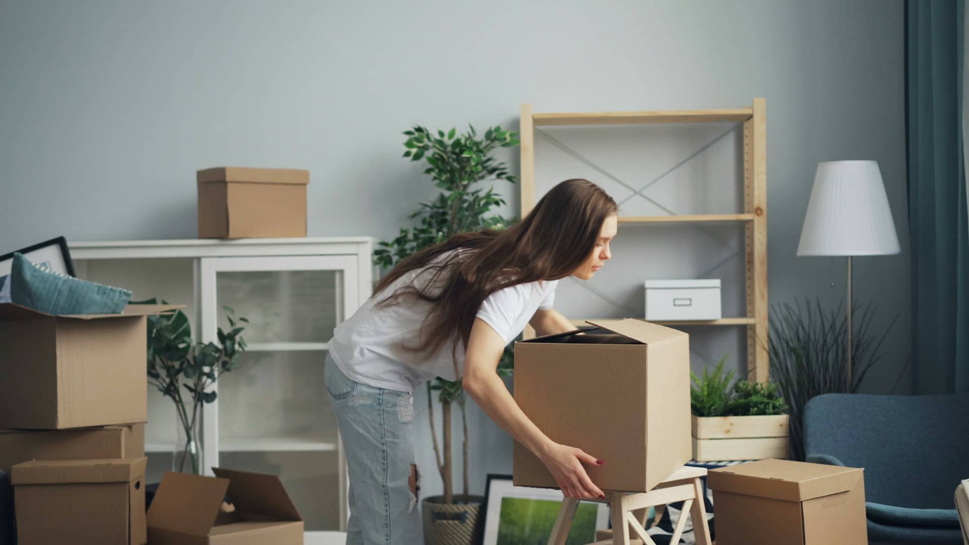 mujer preparando caja para mudanzas vilanova