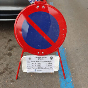 señal de tráfico de prohibido aprcar por una mudanza