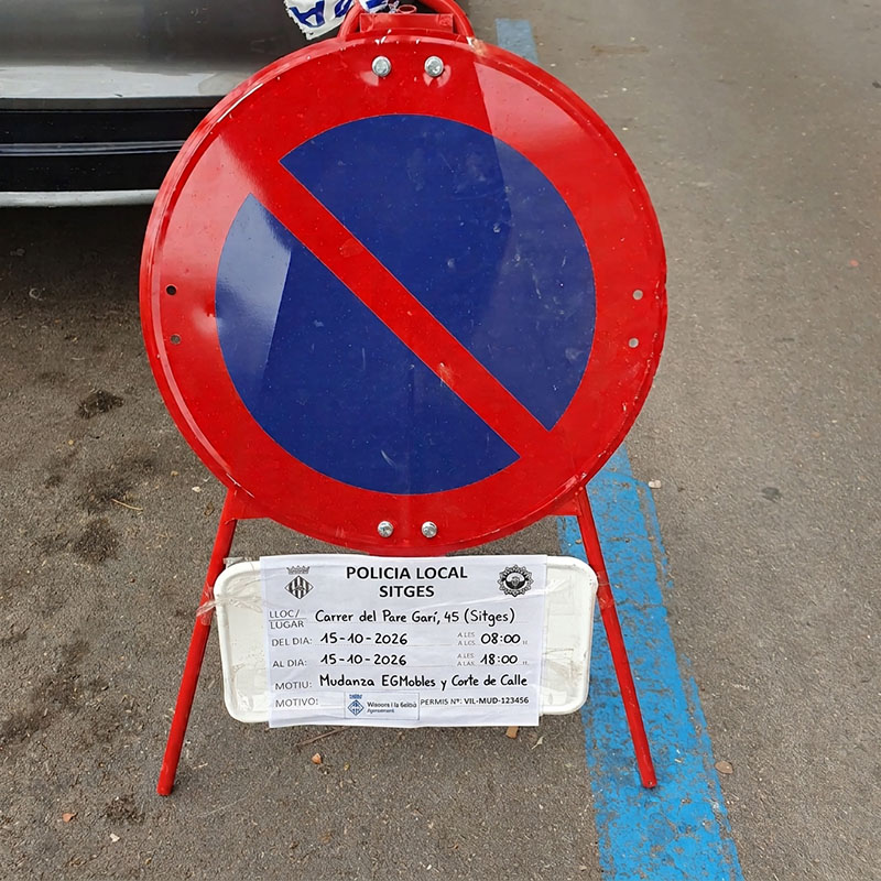 señal de tráfico de prohibido aparcar por una mudanza, mudanzas sitges